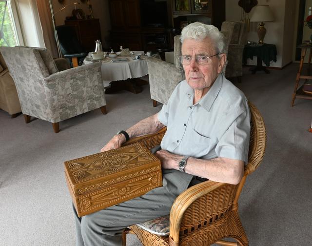 In Kamp Espel leerde Theo Steverink houtbewerken.